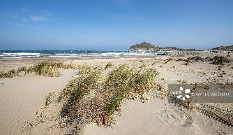 西班牙阿尔梅里亚卡波德加塔-尼贾尔国家公园，洛斯热那亚海滩上的沙丘图片素材