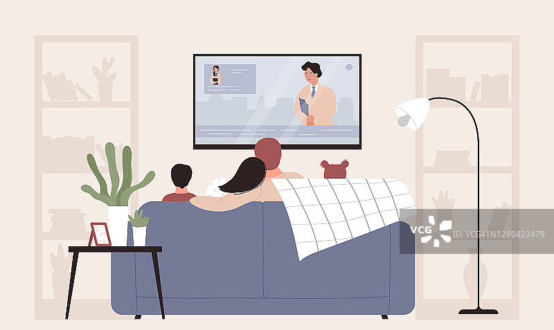 一家人在看电视，卡通扁妈妈、爸爸和孩子们的人物坐在家里的沙发上图片素材