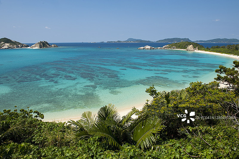 日本冲绳Tokashiki的Aharen海滩碧蓝的海水上的风景图片素材