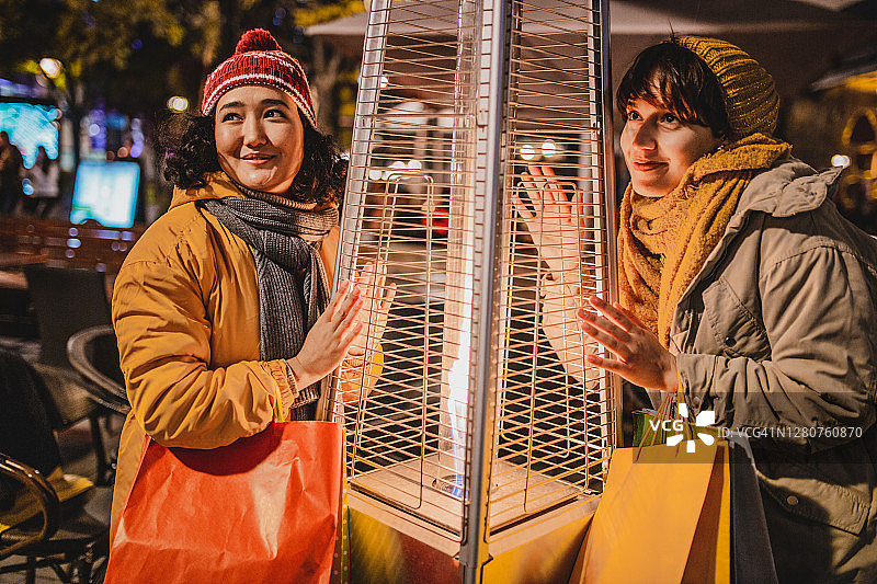 两个女性朋友在城市里玩圣诞购物图片素材