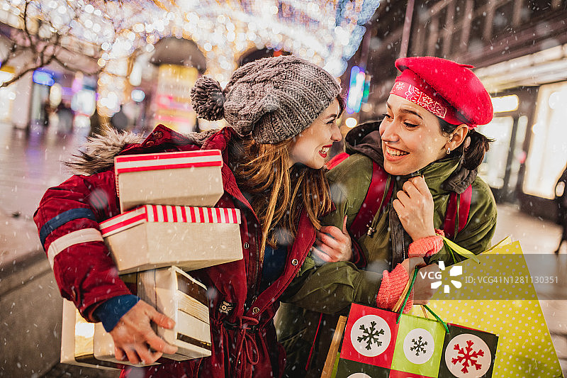 两个女性朋友在圣诞购物图片素材