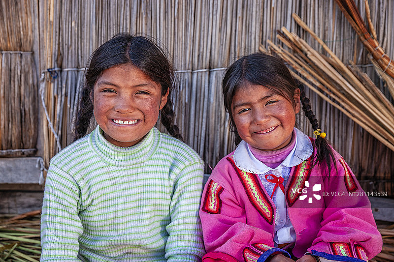 秘鲁Tititcaca湖乌鲁斯浮岛上快乐的孩子们图片素材