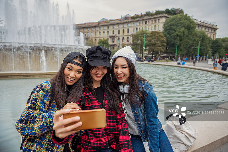 三个亚洲女性朋友探索这个城市图片素材
