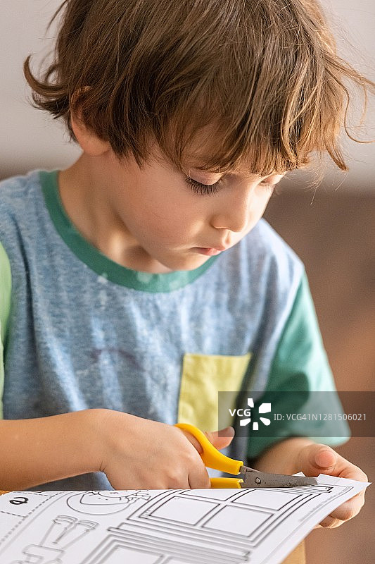 一个小男孩正在做作业图片素材