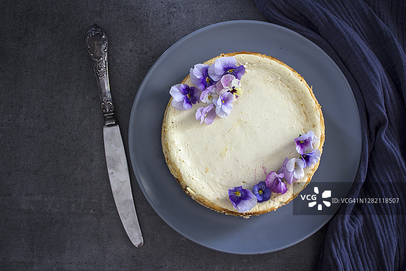 奶酪蛋糕与野生三色堇花。图片素材