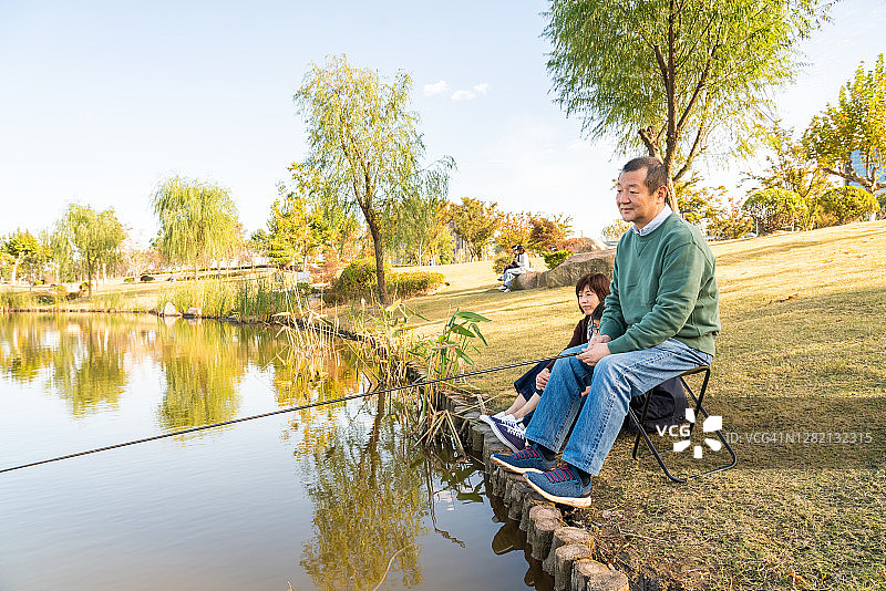 中国家庭在公园钓鱼图片素材