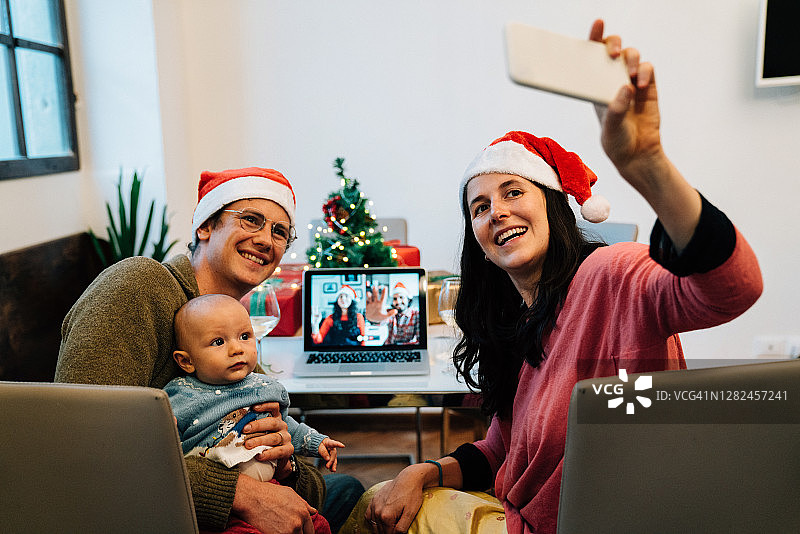 一家人通过视频电话一起庆祝圣诞节图片素材