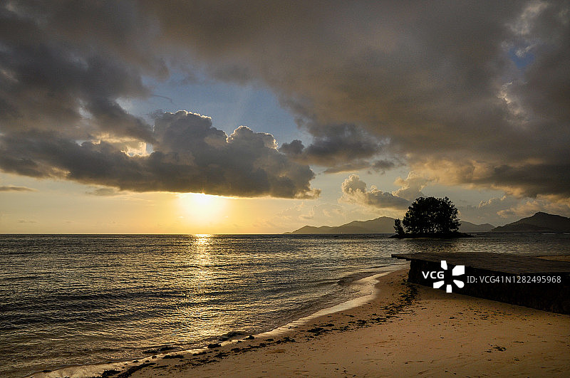 戏剧性的日落在印度洋与阳光和大海。塞舌尔图片素材