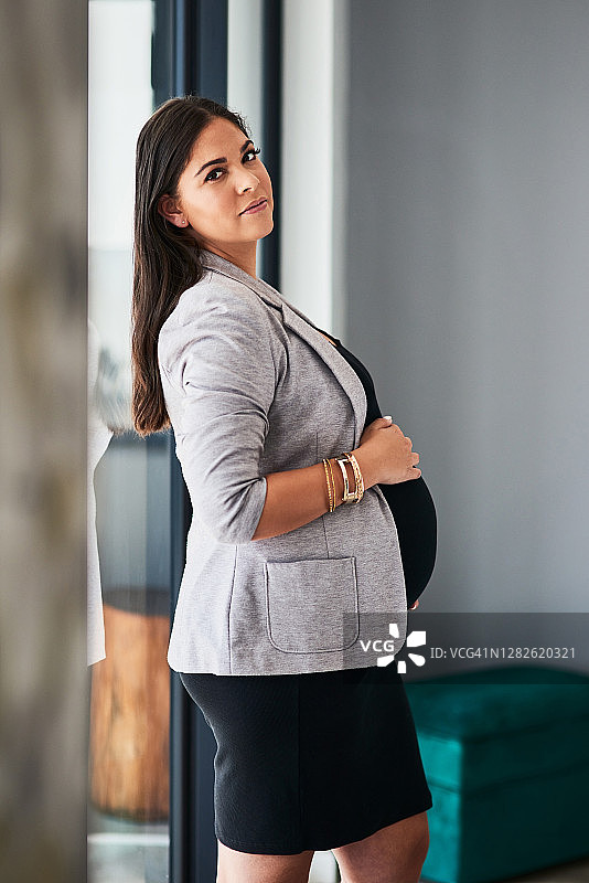 承担怀孕和做母亲的风险图片素材