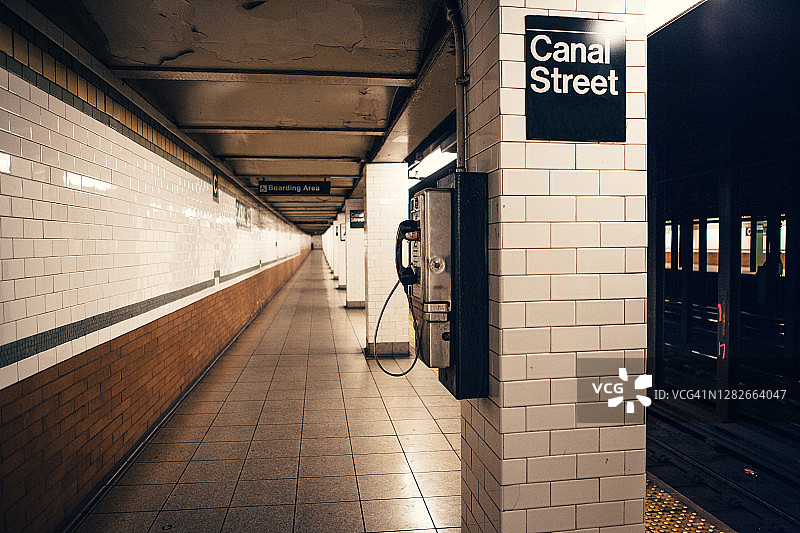 空无一人的地铁站站台上的付费电话图片素材