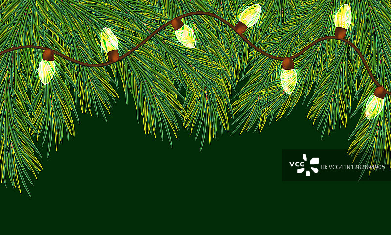 挂着圣诞花环的冷杉树枝。圣诞树的背景或边缘。花环，节日的装饰。新年和圣诞节图片素材