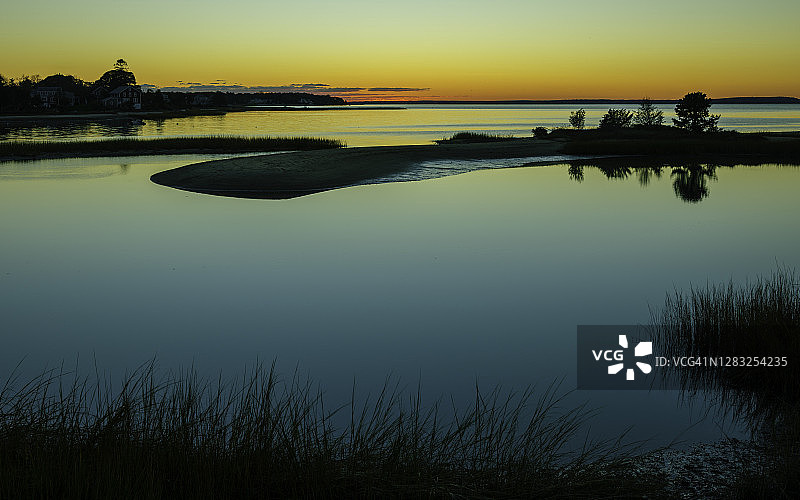 黄昏的海景剪影在沼泽地在高潮在科德角在10月图片素材