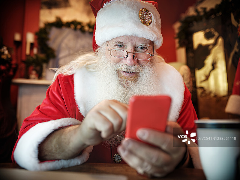 圣诞老人在视频电话会议上图片素材