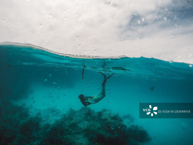 年轻女子浮潜和探索水下世界附近的偏远岛屿在桑给巴尔图片素材