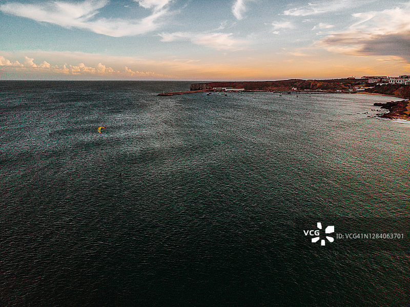 日落风筝的挫败- Praia do Martinhal，萨格雷斯，葡萄牙图片素材