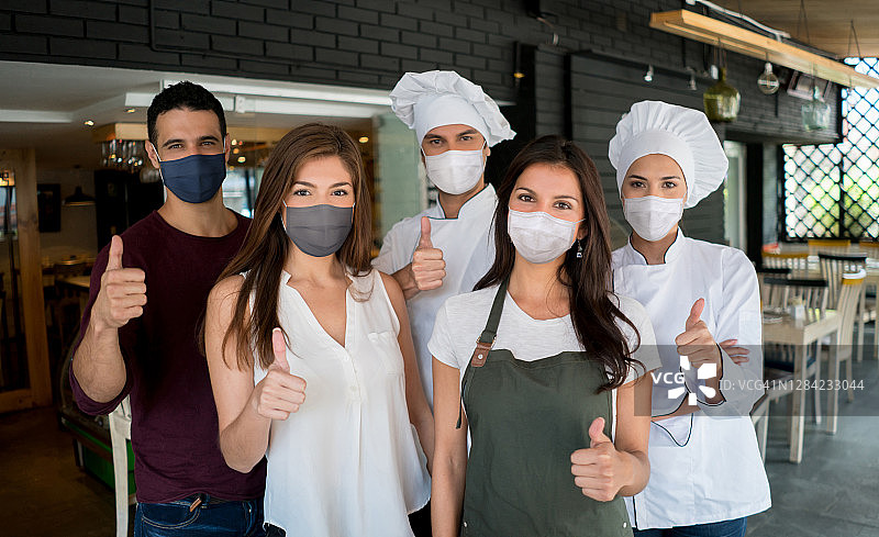 在餐厅工作的员工在疫情期间都戴着口罩图片素材