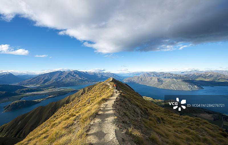 新西兰南岛，奥塔哥，南阿尔卑斯山，罗伊山，罗伊峰，瓦纳卡湖，山脊上的徒步旅行者，可以看到山脉和湖泊图片素材