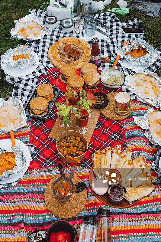 假日野餐准备与朋友在森林装饰食物和饮料图片素材