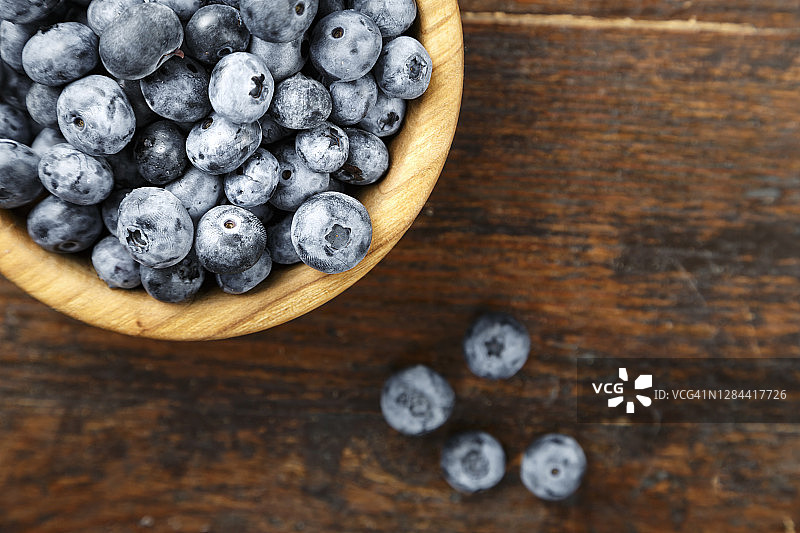 新鲜的蓝莓放在木碗里图片素材
