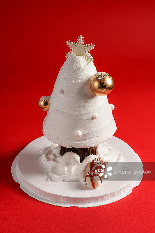 白色圣诞树形状的蛋糕图片素材