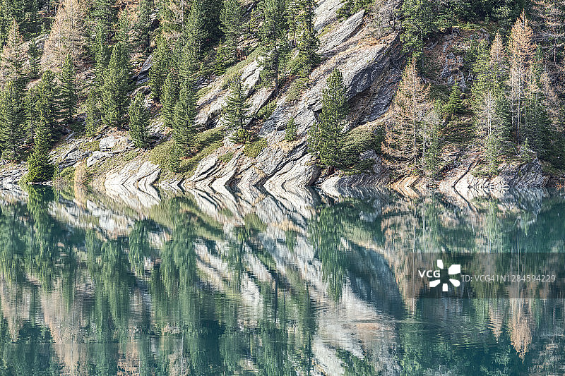 意大利南蒂罗尔/蒂罗尔的Zufrittsee湖的水的彩色映像。图片素材