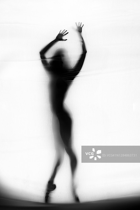 芭蕾舞演员在幕布后面跳舞图片素材