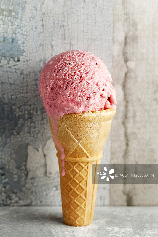 冰淇淋，带蛋筒的冰淇淋，草莓蛋筒冰淇淋图片素材