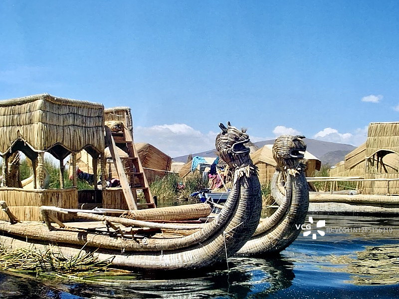 秘鲁的提提卡卡湖-船只-乌鲁斯岛图片素材