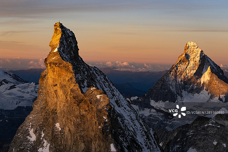 鸟瞰图马特洪峰和积雪覆盖的山峰在瑞士在日出图片素材