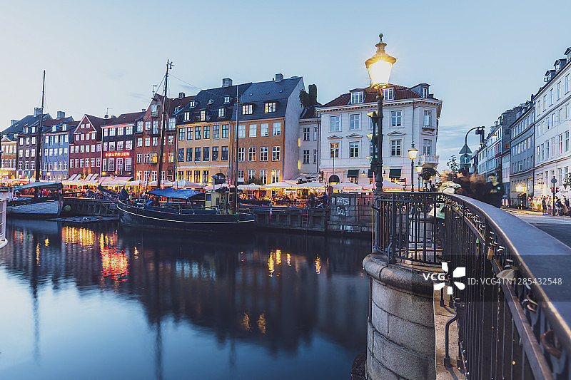 夜间尼哈芬运河边五颜六色的房子。丹麦哥本哈根。图片素材