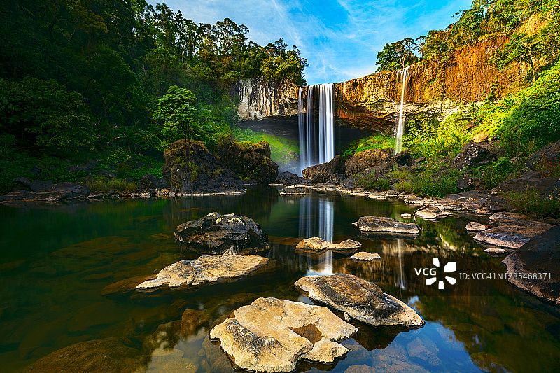 热带森林中的瀑布图片素材
