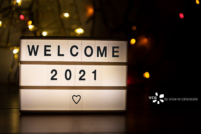 灯箱与文本欢迎2021年新年概念与圣诞灯图片素材