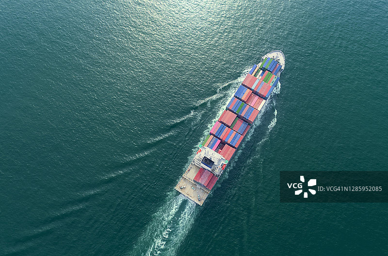 鸟瞰图集装箱货船全承运人集装箱从码头商业港口物流，进出口，航运或货运。图片素材