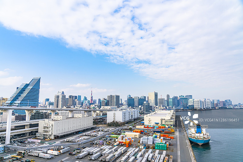 一排高层建筑矗立在东京湾，这是在日本东京的彩虹桥上拍摄的。图片素材