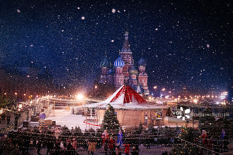 俄罗斯莫斯科，新年。圣诞佳节，雪夜冬夜景观。圣诞集市上的节日装饰红场在雪。图片素材