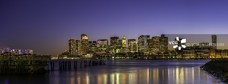 波士顿充满活力的夜景和水反射的光和神秘河上的建筑物图片素材