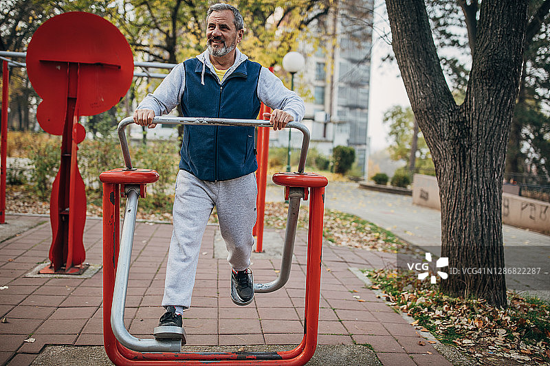 一位老人正在运动公园锻炼身体图片素材