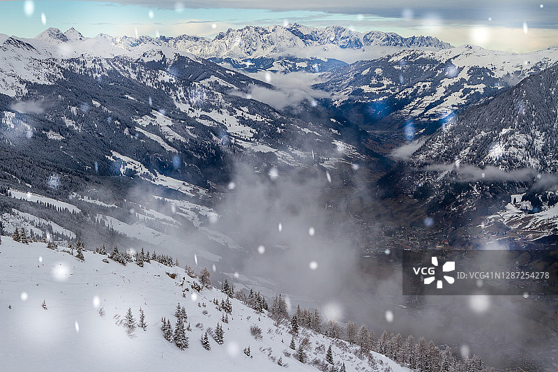 奥地利著名的旅游胜地巴得嘎斯坦位于阿尔卑斯山脉。有霜的冬日里有雪图片素材