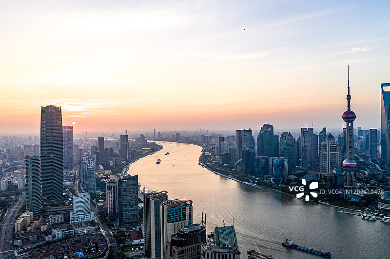 中国上海黄浦江的高视角日出图片素材