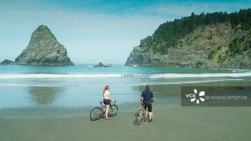 骑自行车的人在鲸鱼头海滩停下来看风景-空中图片素材