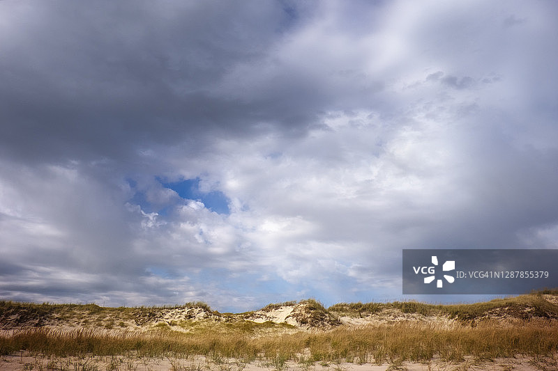 戏剧性的沙丘和美丽的多云的天空在岛海滩州立公园图片素材