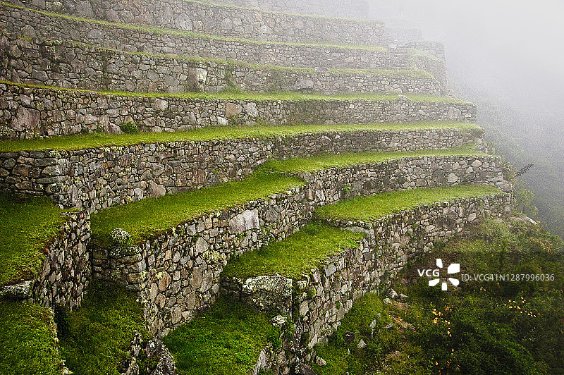 秘鲁马丘比丘印加遗址的山坡上惊人的农业梯田图片素材