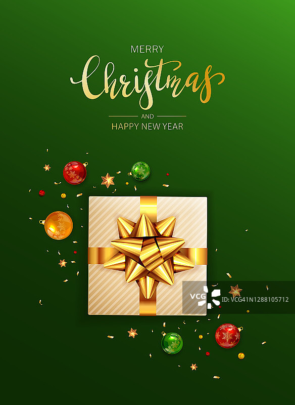礼物盒与圣诞球在绿色背景图片素材