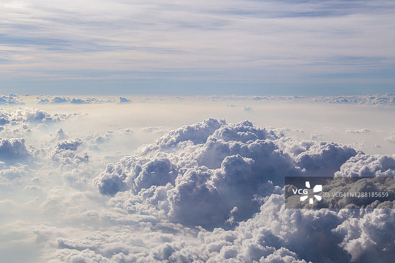 从飞机上俯瞰普吉岛到曼谷，透过云层俯瞰山顶的美丽景色。图片素材