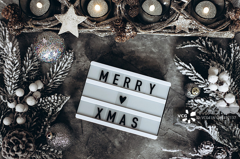 美丽的银色圣诞玩具，冷杉树枝和圣诞短信图片素材