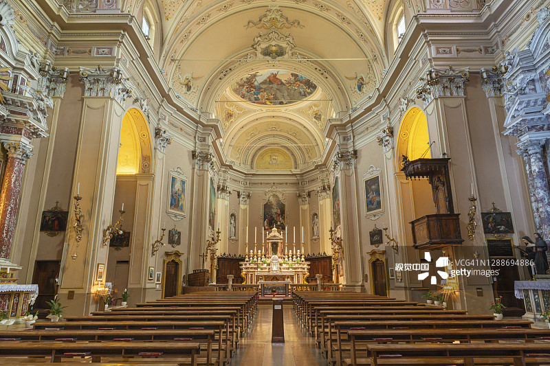 马尔塞尼-圣斯特凡诺Chiesa教堂的nave。图片素材