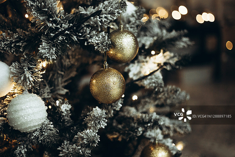 美丽的圣诞玩具挂在明亮的圣诞树上，有空间图片素材