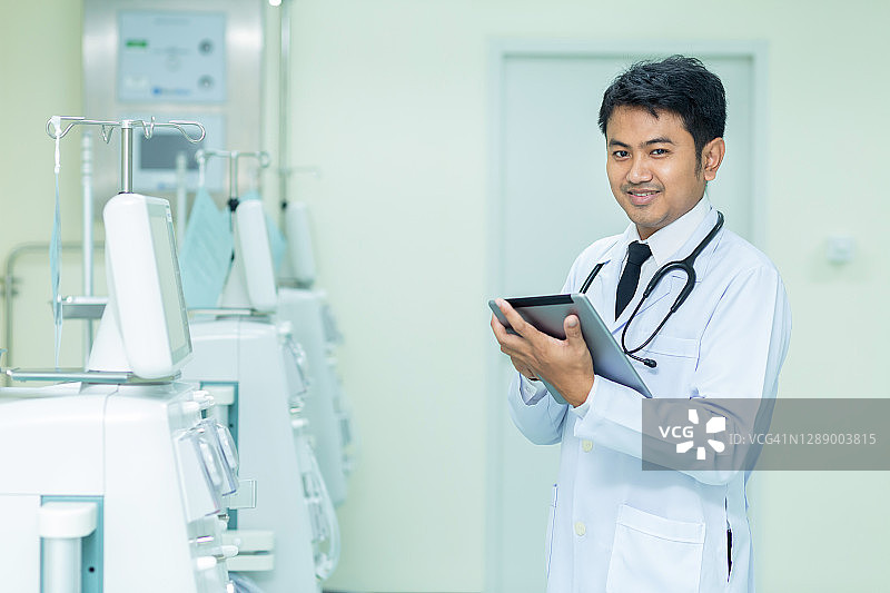 亚洲医疗和医药。医生使用透析机，医生在医院使用听诊器，医疗设备概念。图片素材