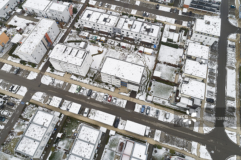 冰雪覆盖的住宅区在冬天，鸟瞰图图片素材