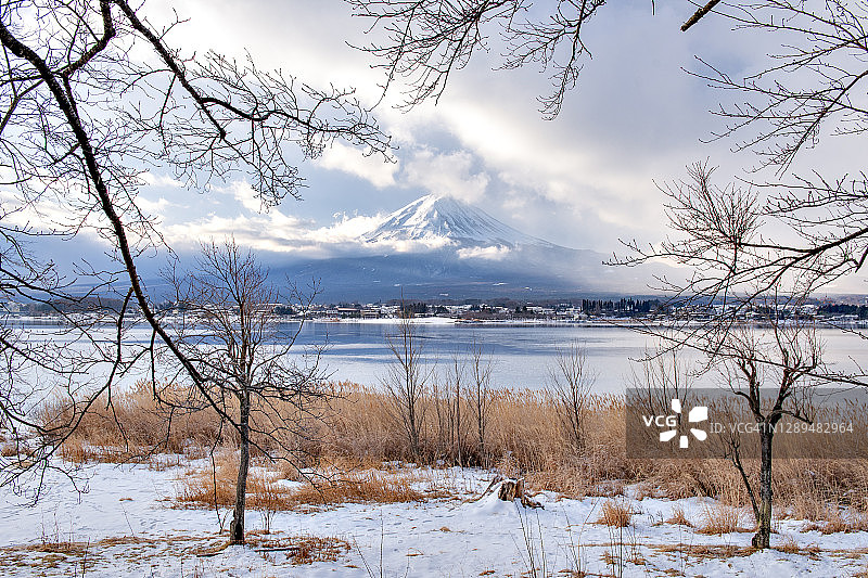 日本冬天，富士山倒影在冻结的川口湖图片素材